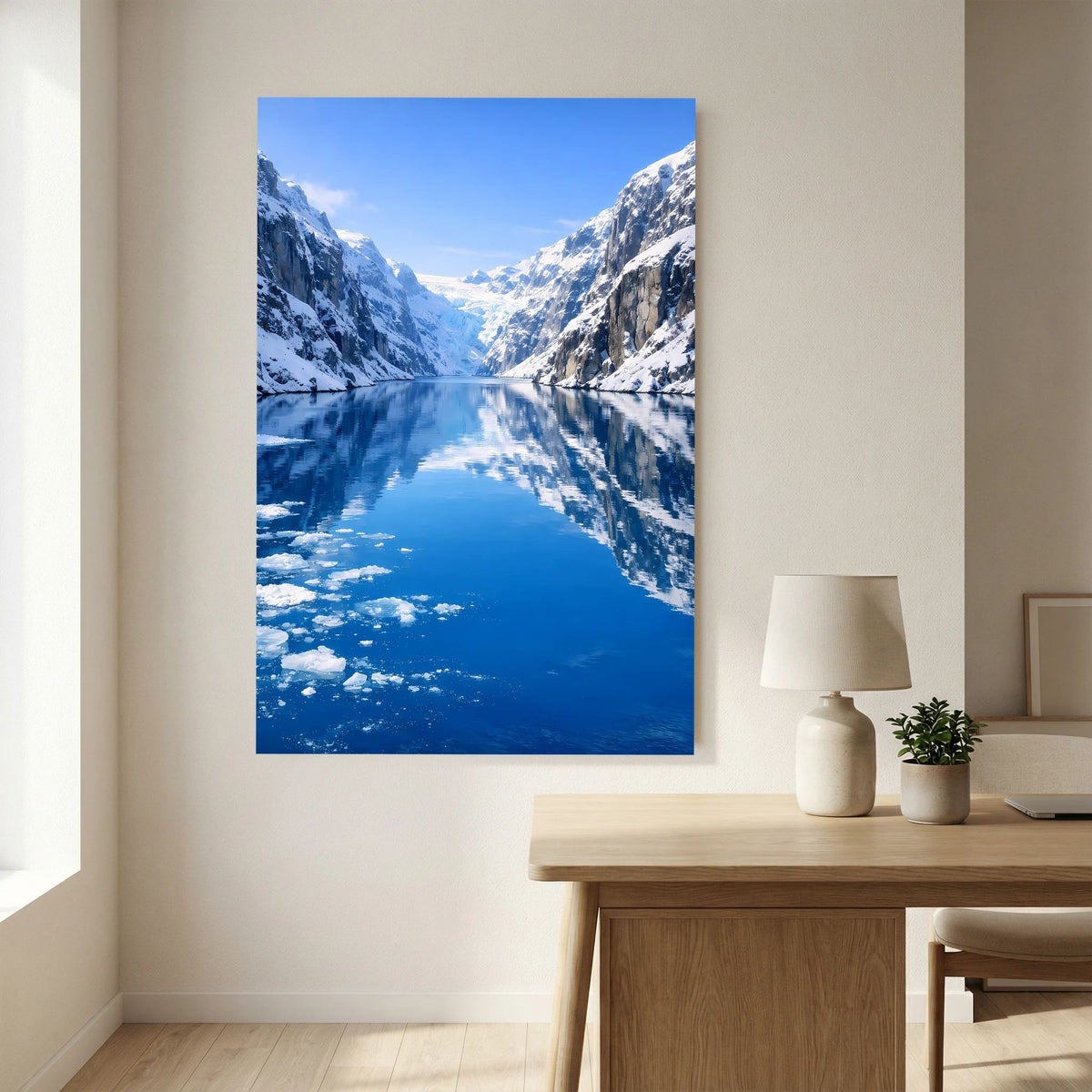 Hochformat Poster: blaues Gletschereis-Fjord mit Bergen und spiegelnder Wasseroberfläche.