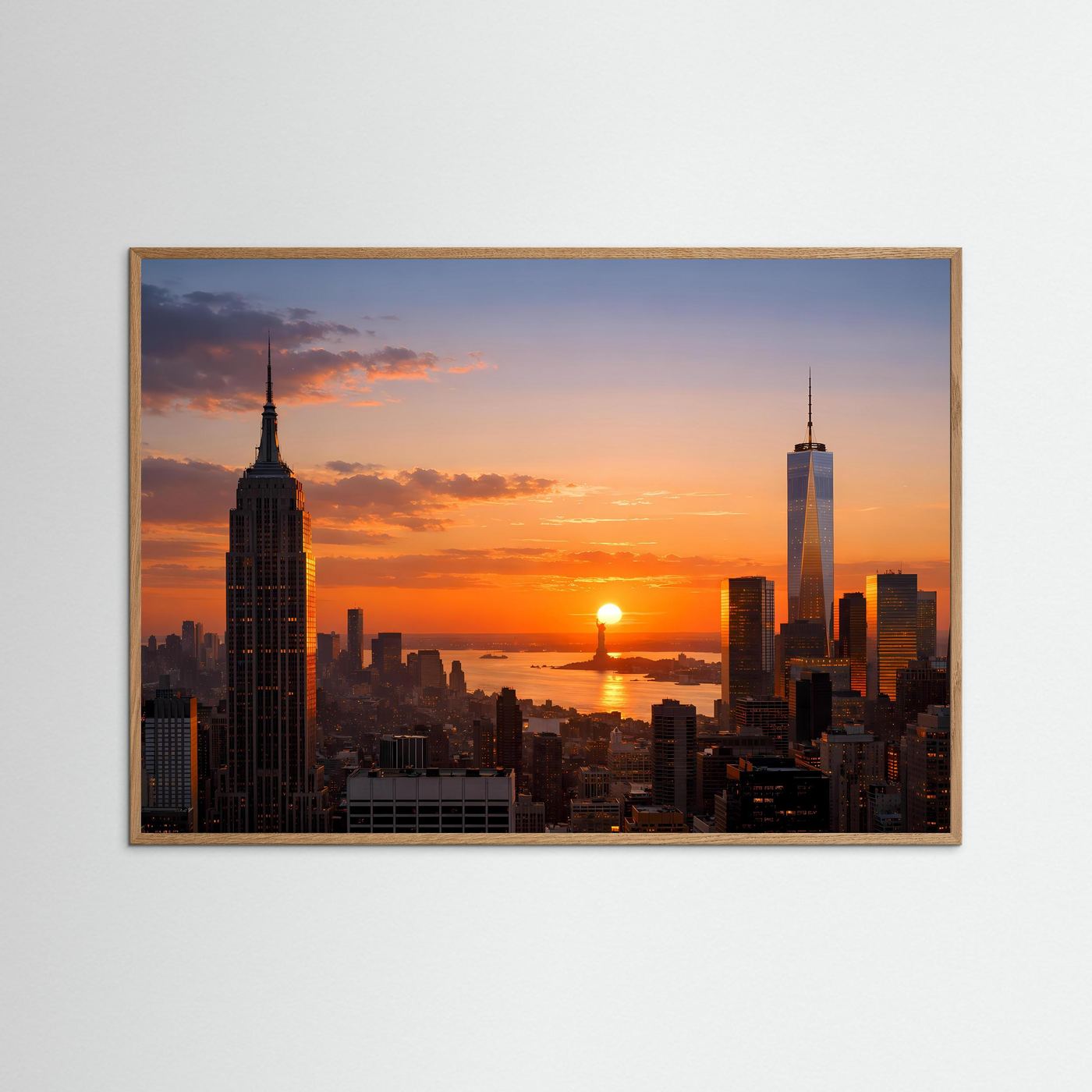 Stadtposter im Querformat mit hellem braunem Holzrahmen und Skyline bei Sonnenuntergang