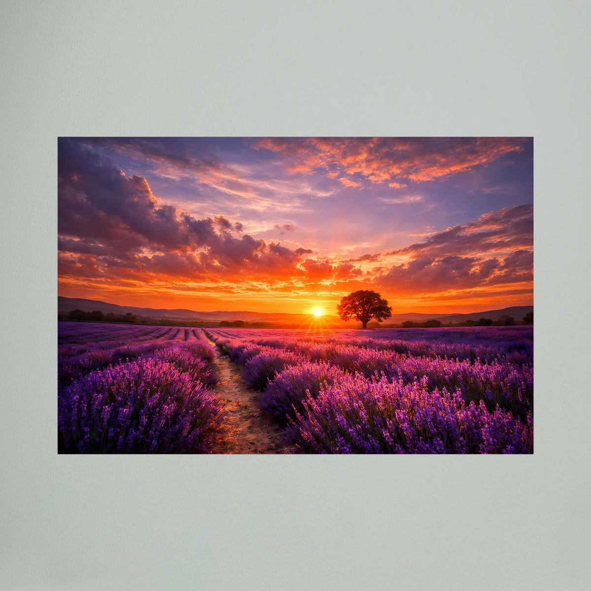 Großes horizontales Wandbild mit Lavendelfeld und Sonnenuntergang, Baum am Horizont.