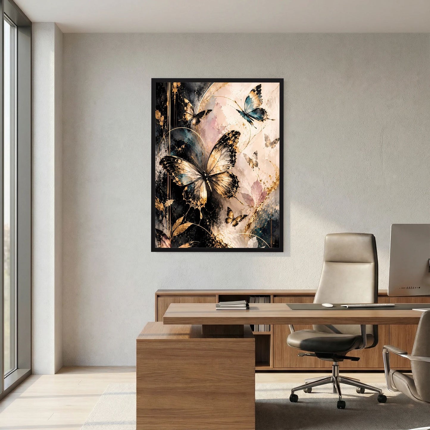 Poster im schwarzen Rahmen mit gold-schwarzen Schmetterlingen, abstrakte Farbflächen im Motiv
