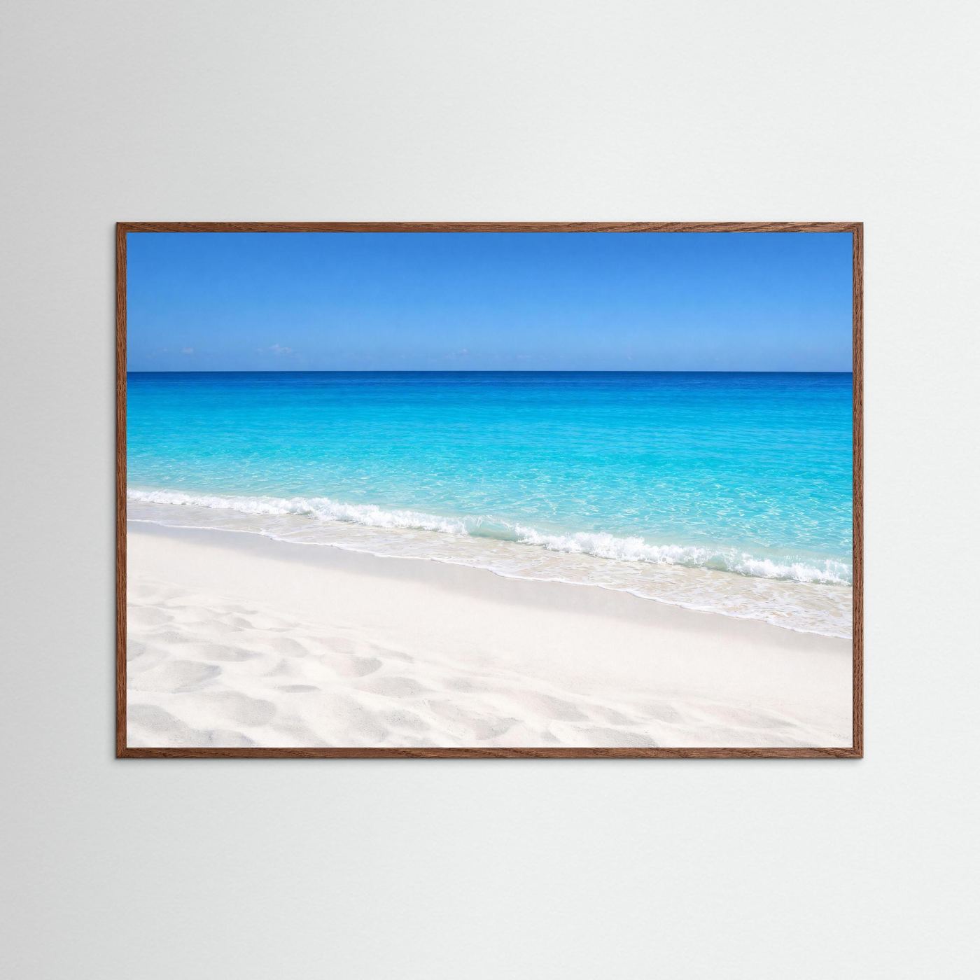 Wandbild mit Strand und türkisblauem Meer, brauner Rahmen