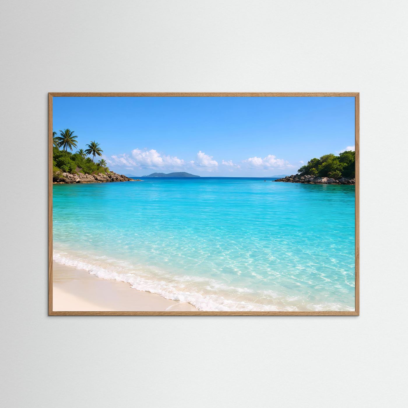 Wandposter mit tropischem Strand, türkisfarbenem Meer und Palmen; brauner Rahmen