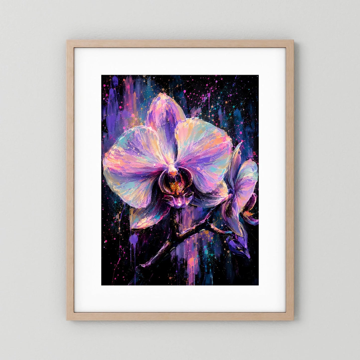 Kunstposter mit abstrakter Neon-Orchidee in Lila, Rosa und Blau im hellen Holzrahmen