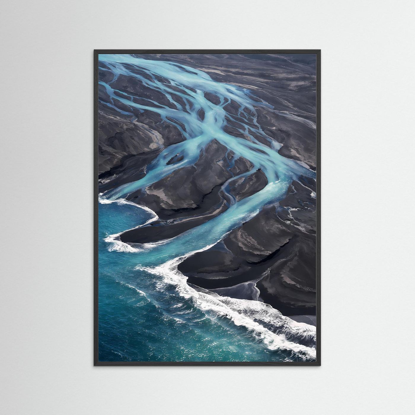 Hochformatiges Poster mit abstraktem Eisfluss in Türkis und Vulkanschwarz im schwarzen Rahmen