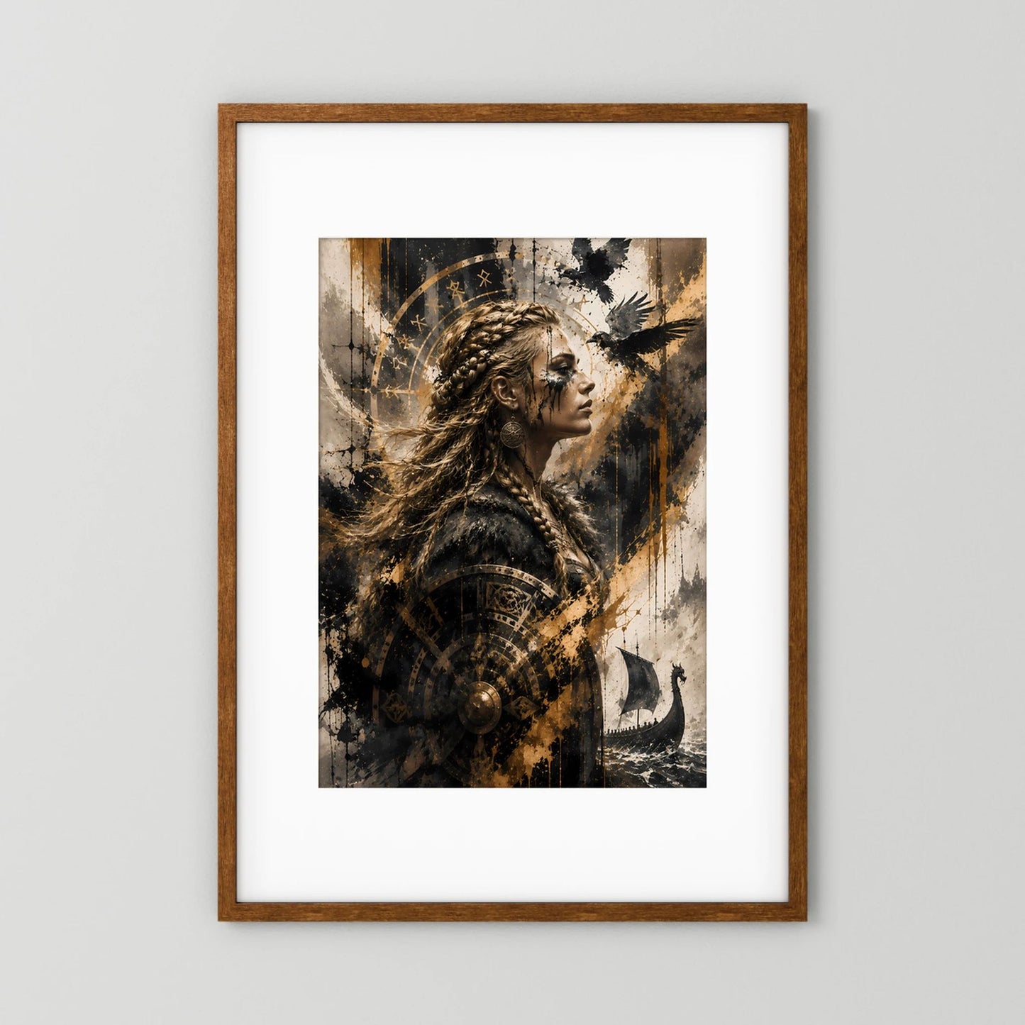 Hochformatiges Poster mit Wikingerin, brauner Holzrahmen, Schwarz-Gold-Illustration