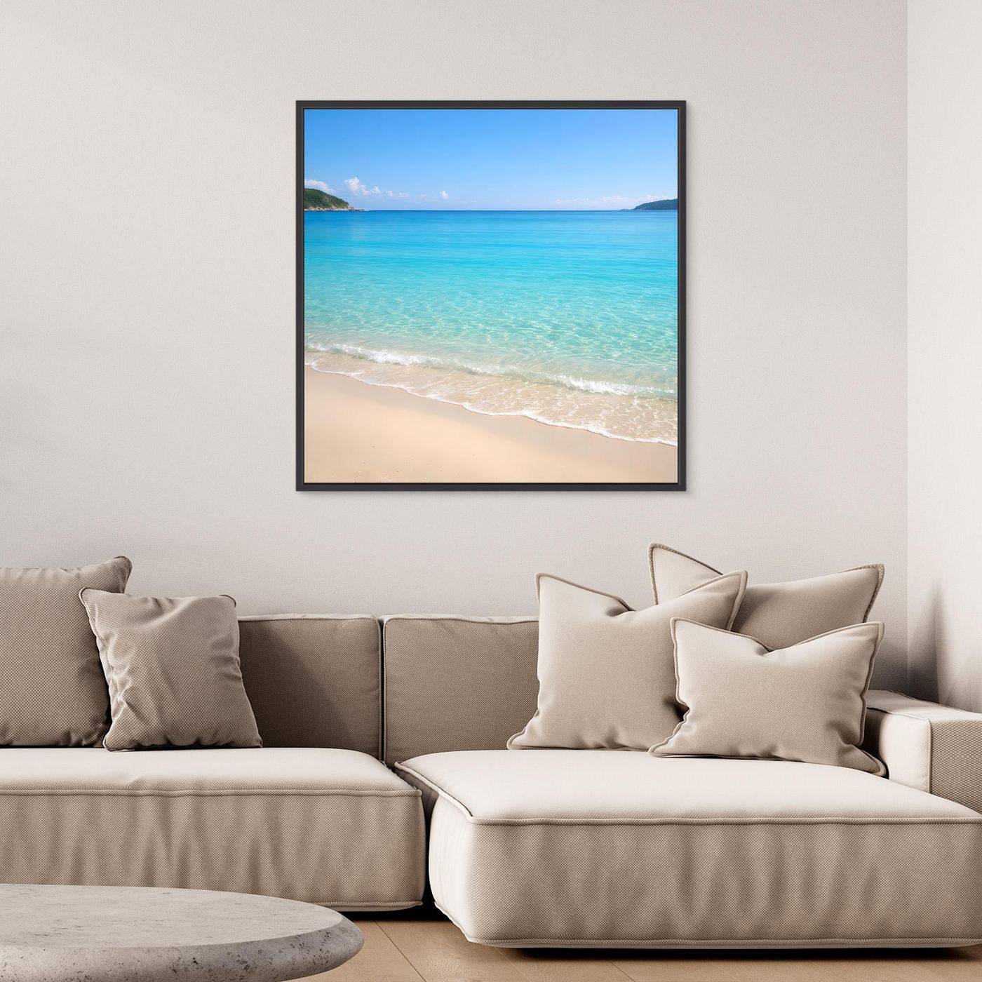 Quadratisches Leinwandbild Strand mit türkisfarbenem Meer und hellem Sand, schwarzer Rahmen