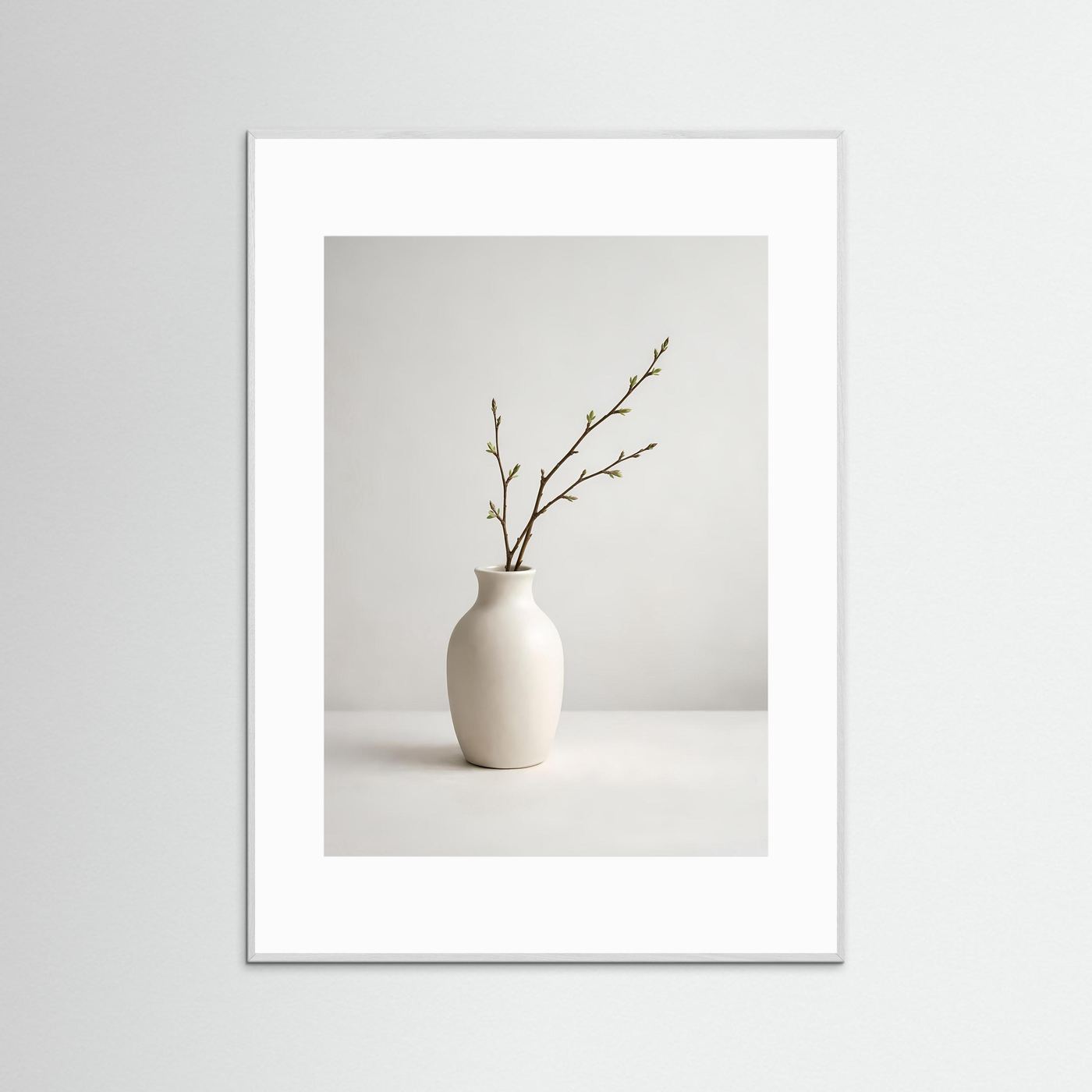 Stillleben-Poster mit cremeweißer Vase und Frühlingszweig, grauer Rahmen, Hochformat
