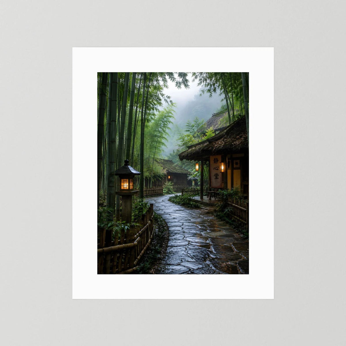 Wandposter ohne sichtbaren Rahmen: Zen-Weg durch Bambuswald mit Laternen, Hochformat.