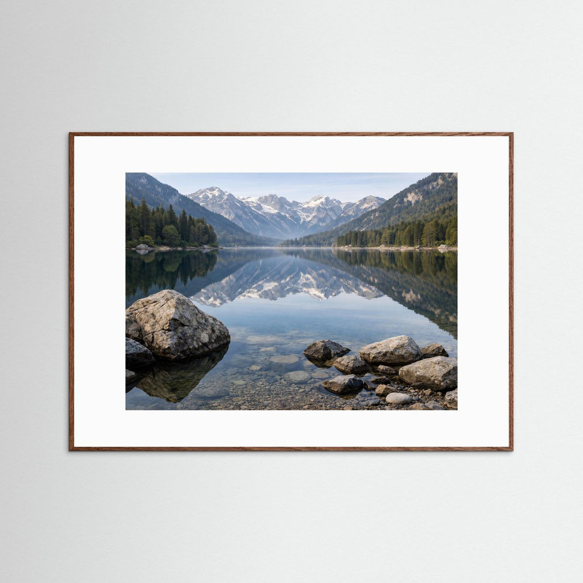 Poster mit Bergsee-Landschaft im Querformat, dunkler Holzrahmen