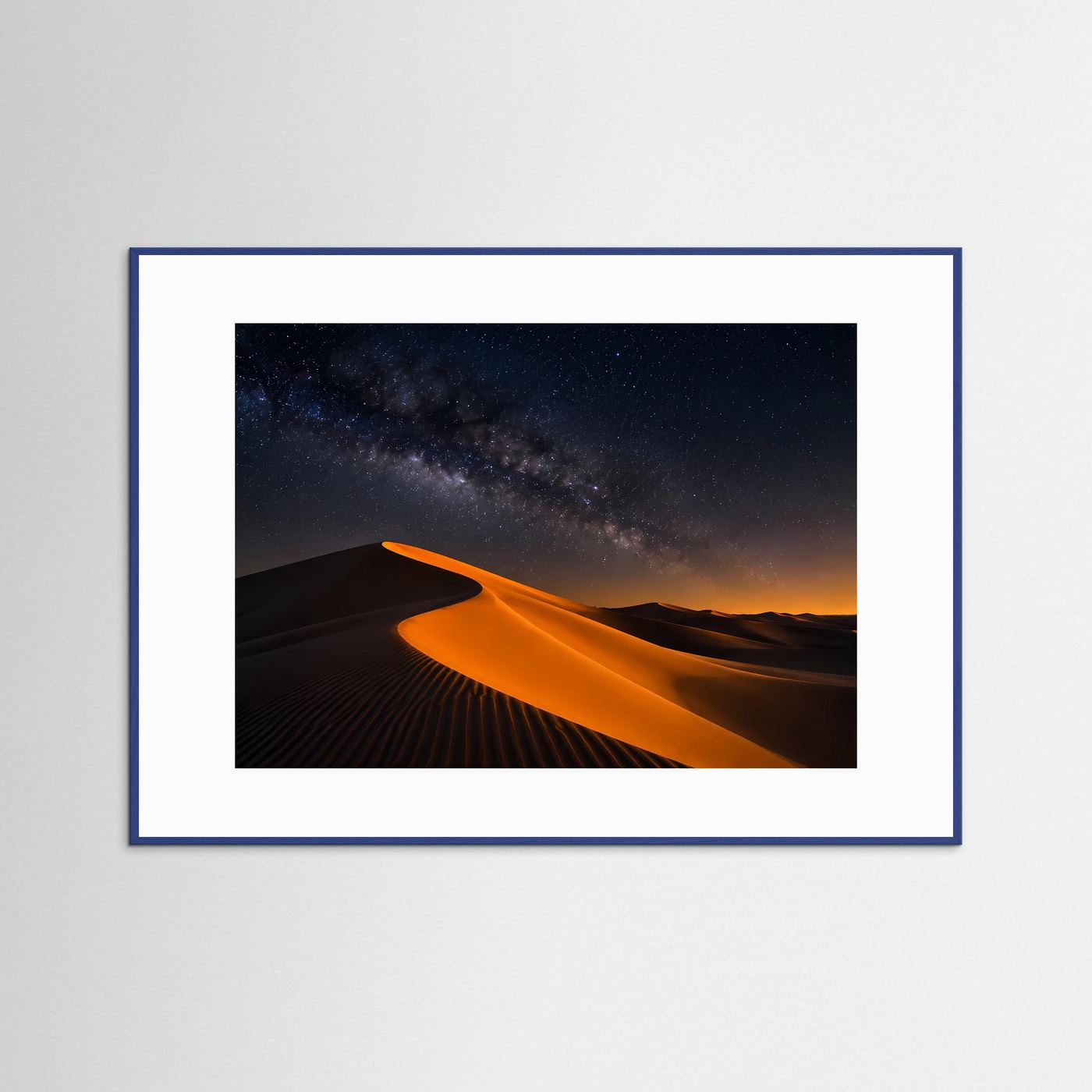 Poster im Querformat: orange Dünen, Milchstraße am Nachthimmel, blauer Rahmen