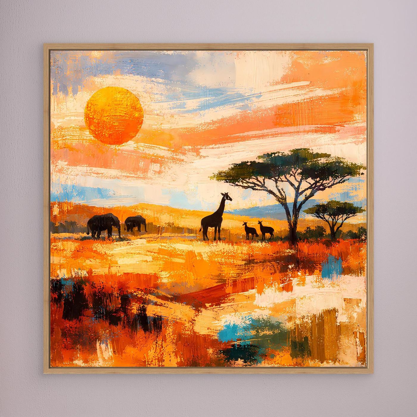 Gerahmtes Leinwandbild mit afrikanischer Savanne: Giraffe und Tiere bei orangefarbener Sonne.