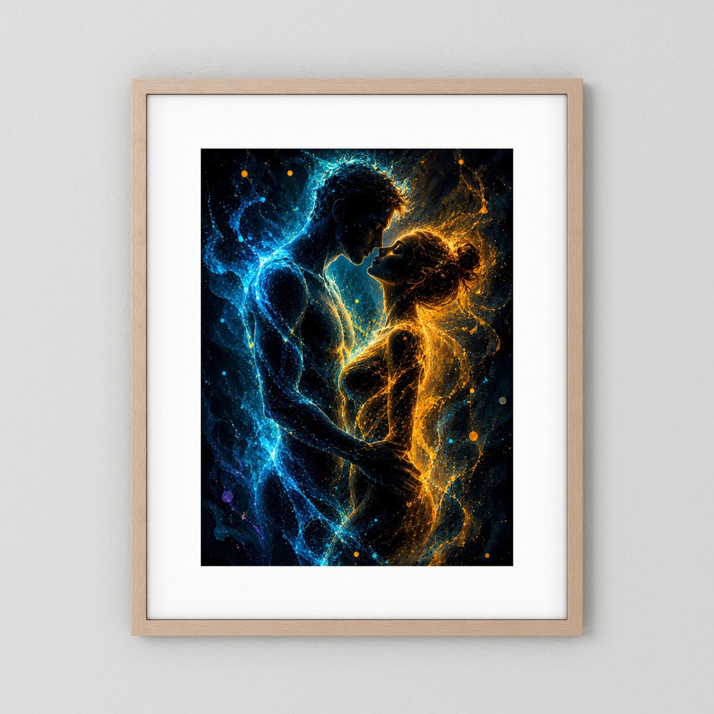 Hochformat-Poster mit abstraktem Paar in Blau und Gold im beigen Holzrahmen