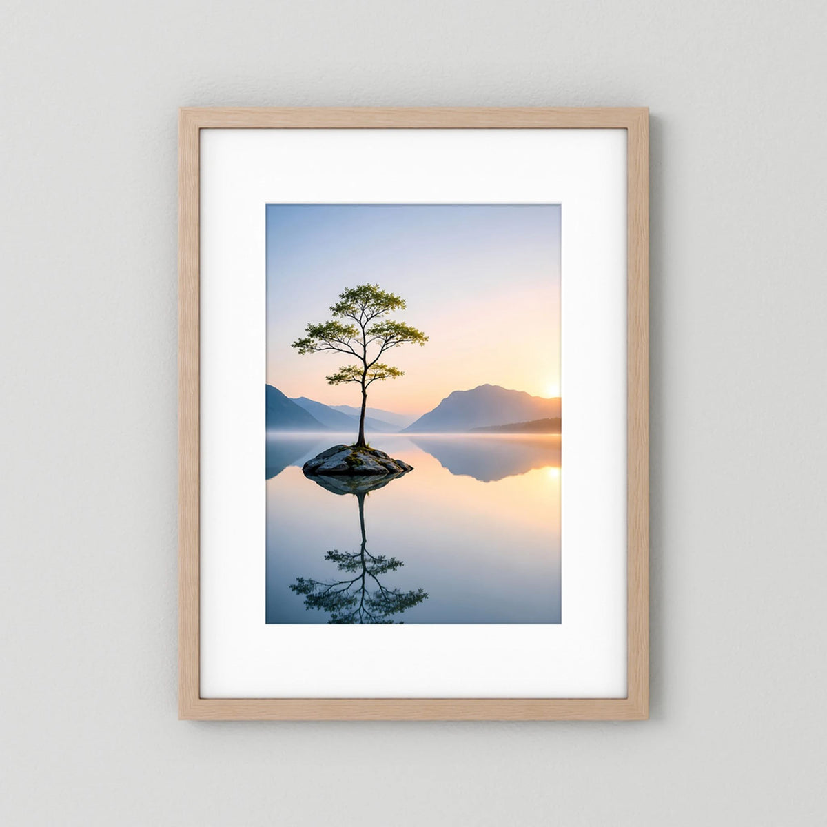 Poster im Hochformat mit hellem Holzrahmen und Baumspiegelung im stillen Wasser