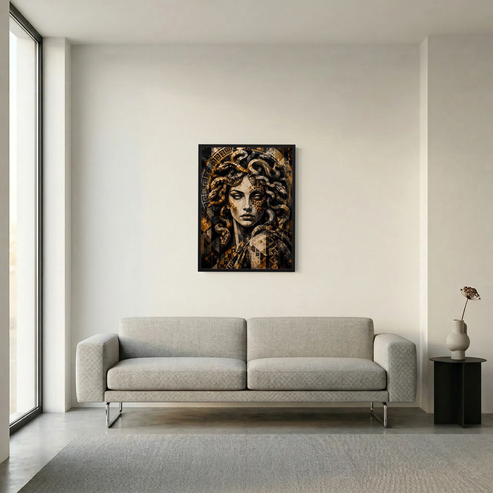 Wandposter mit Medusa-Porträt aus goldenem Mosaik auf dunklem Grund, schwarz gerahmt