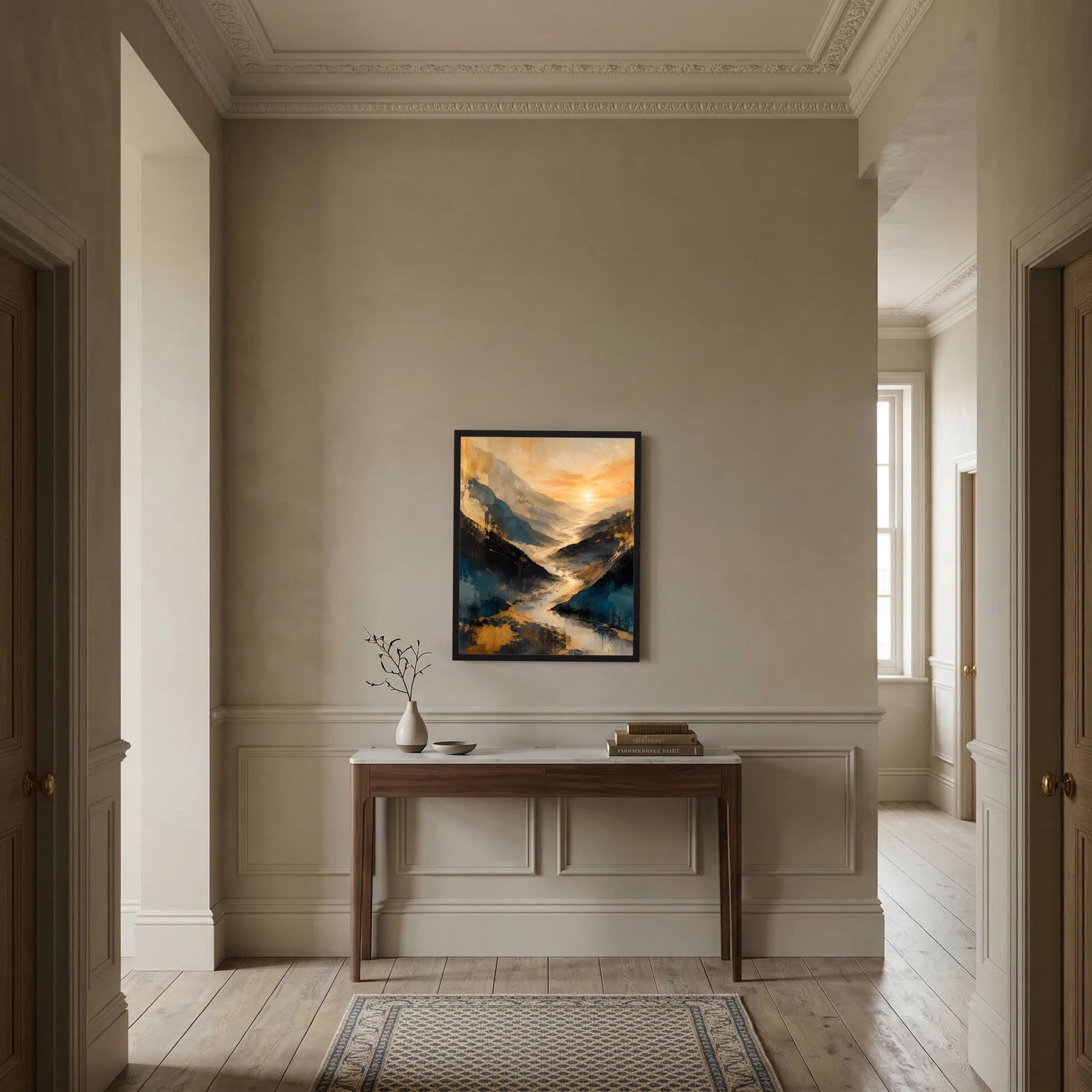 Gerahmtes Kunstposter: abstraktes Bergtal in Blau und Gold an Paneelwand