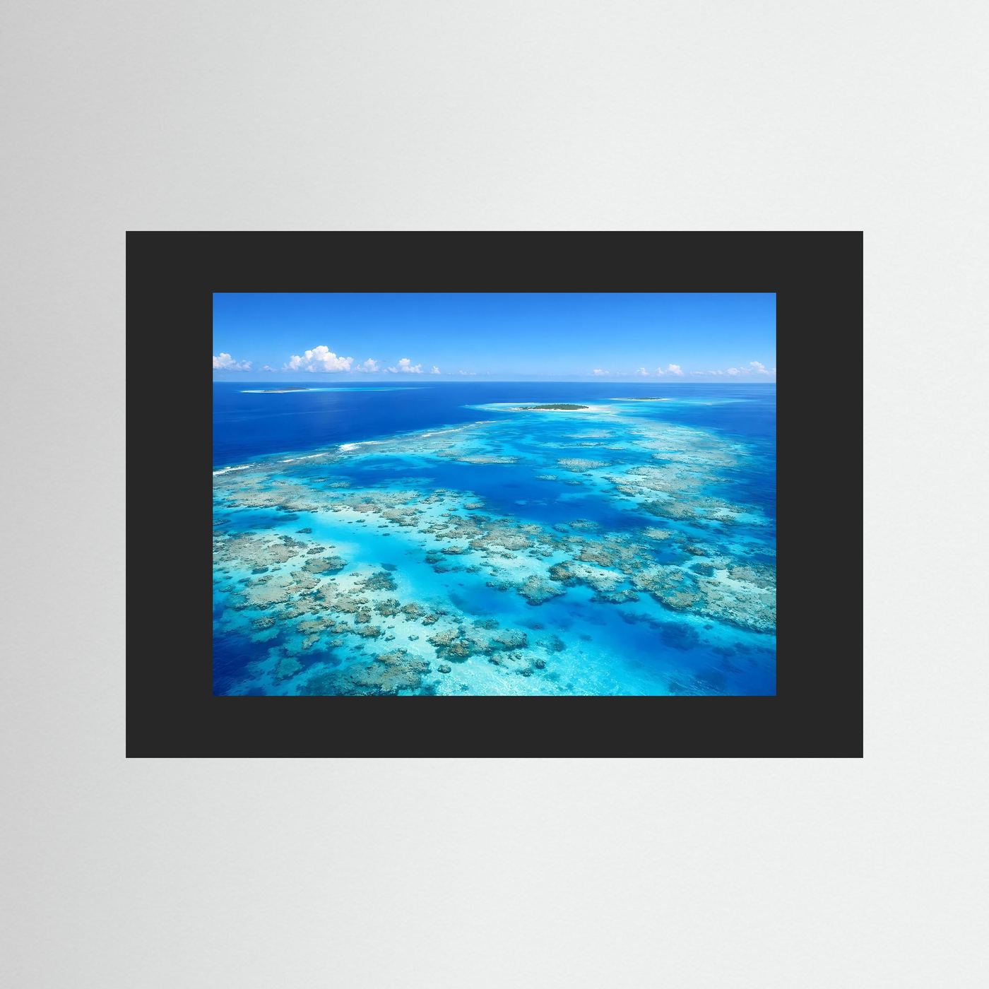 Wandbild mit Korallenriff und türkisblauem Meer, schwarzer Außenrahmen
