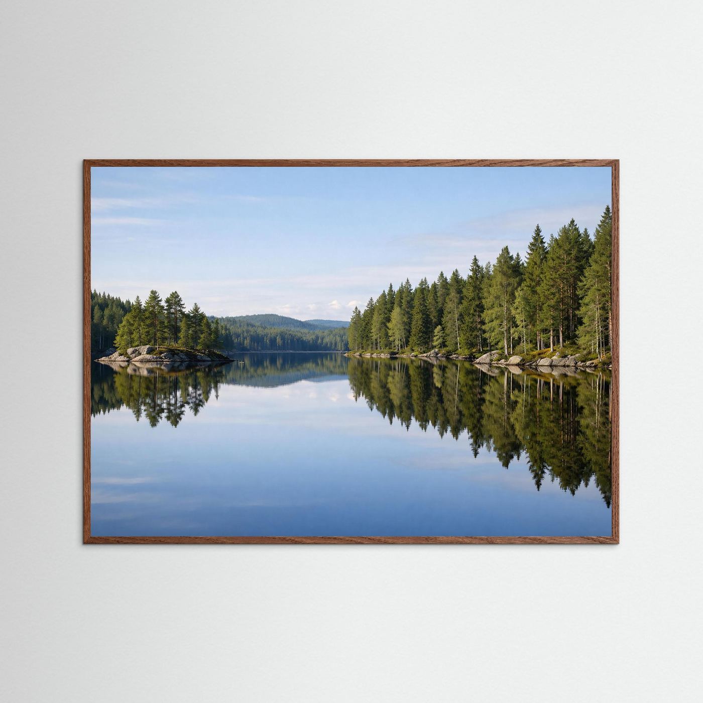 Waldsee-Panorama-Poster mit braunem Holzrahmen