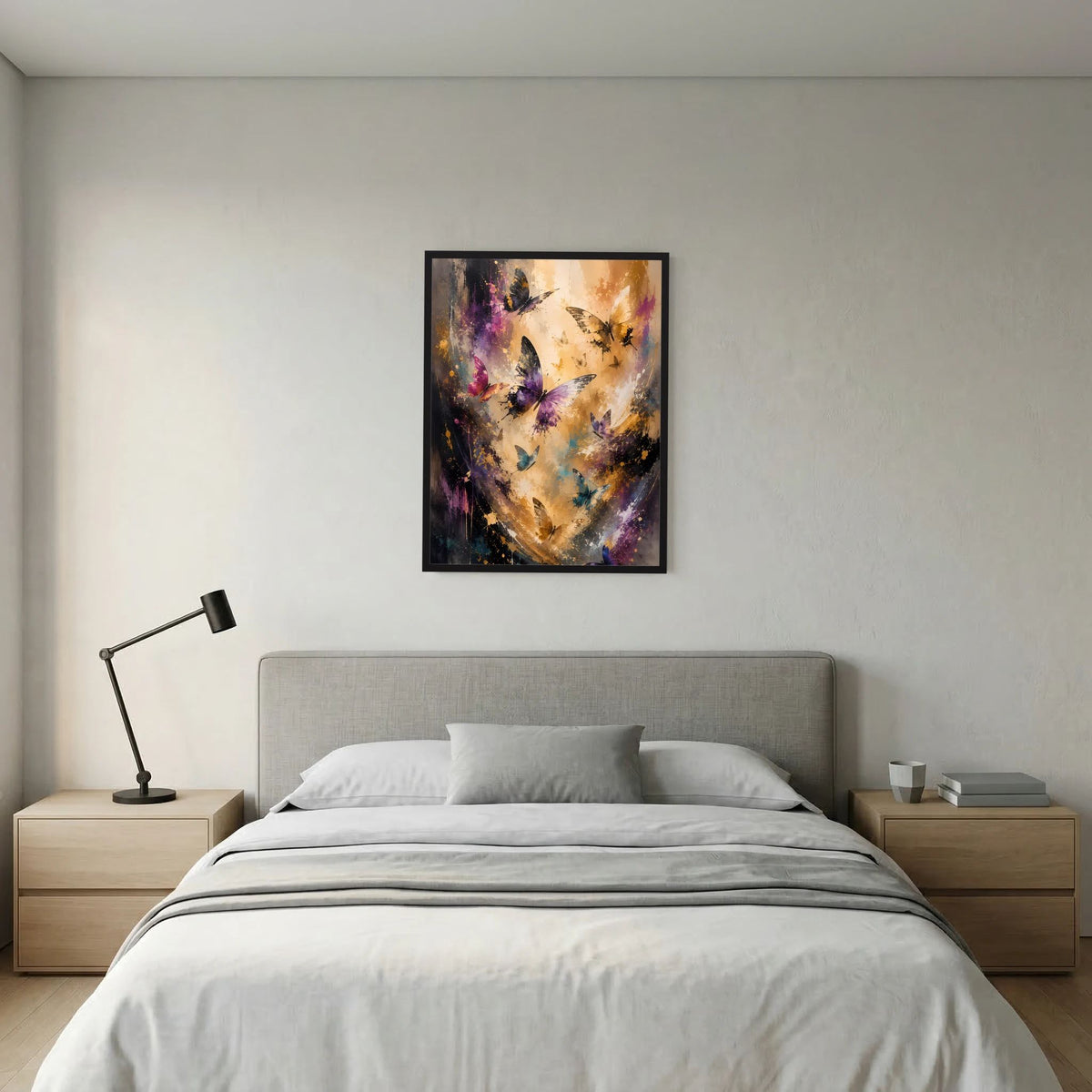 Hochformat-Poster mit abstrakten Schmetterlingen in Gold, Violett und dunklen Farbtönen, schwarzer Rahmen