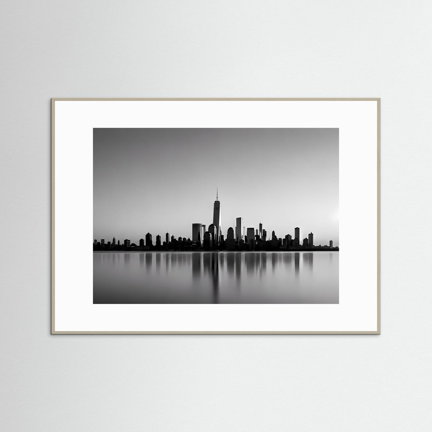 Querformat-Poster mit Schwarzweiß-Skyline, in hellem Holzrahmen mit weißem Passepartout