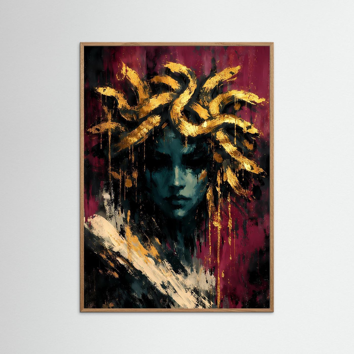 Kunstposter im Hochformat mit abstraktem Medusa-Porträt, Goldlinien, hellbrauner Holzrahmen