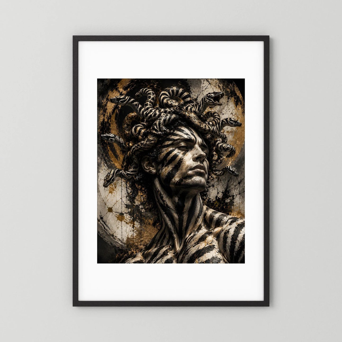 Gerahmtes Poster mit schwarzem Rahmen und weißem Rand: Medusa in Schwarz-Gold