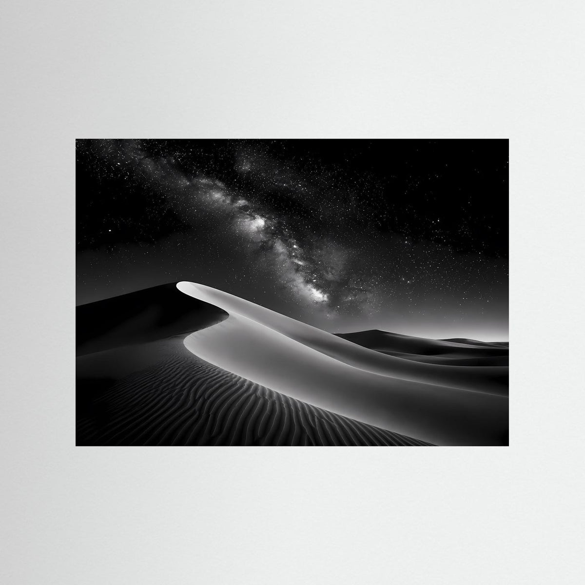 Wandbild mit schwarz-weißem Wüstenbild, Dünen und Milchstraße am Sternenhimmel, schwarzer Rahmen