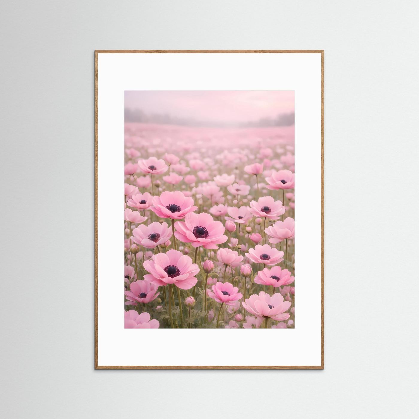 Gerahmtes Blumenwiesen-Poster mit Pastellrosa Anemonenfeld, goldbrauner Holzrahmen