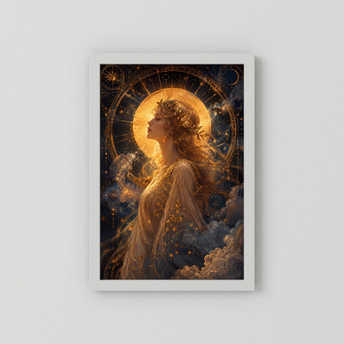 Poster im Hochformat mit goldener Frau im Profil, Sonnenscheibe, Wolken und Sternen, ohne Rahmen