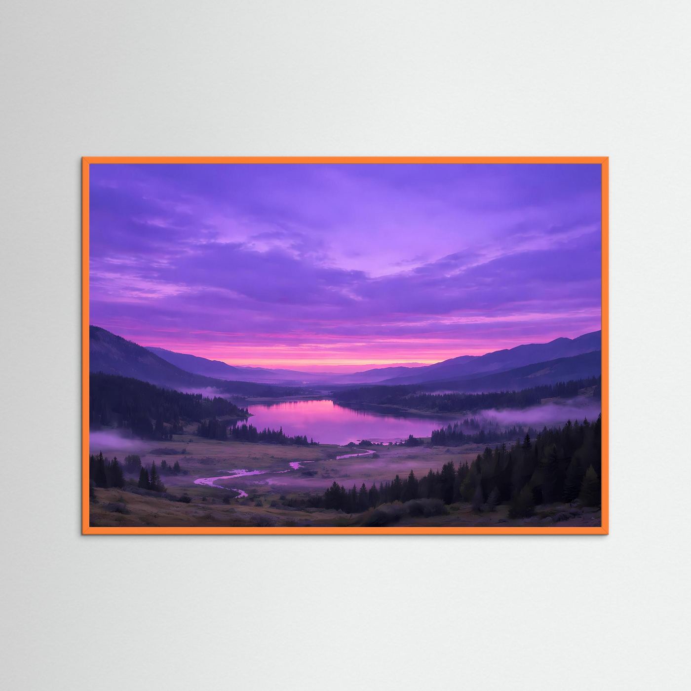 Gerahmtes Poster mit Landschaftsmotiv: violetter Sonnenuntergang, Flusstal und Berge, orange Rahmen.