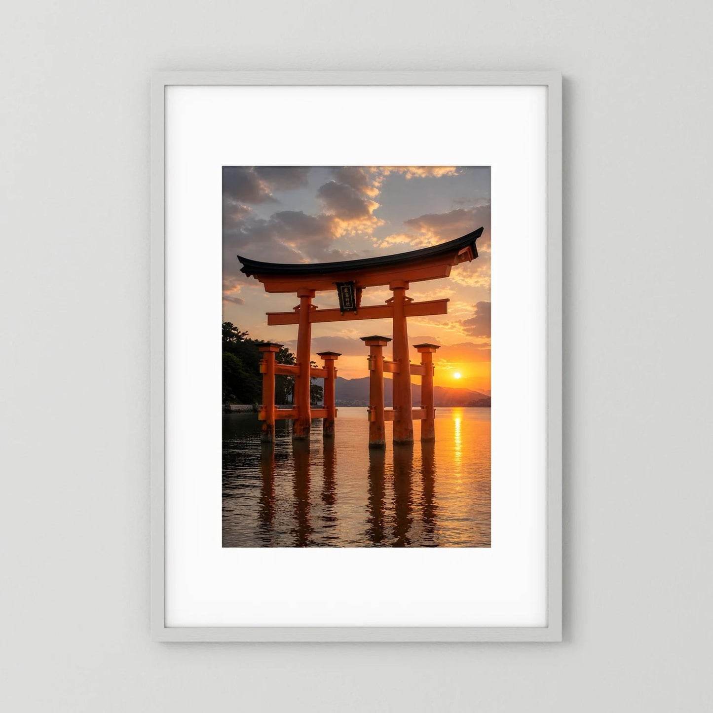 Hochformatiges Poster mit japanischem Torii am Sonnenuntergang über ruhigem Wasser.