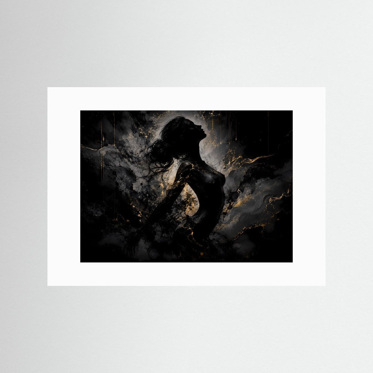 Abstraktes Wandbild mit weißem Passepartout, schwarzer Frauensilhouette und goldenen Akzenten