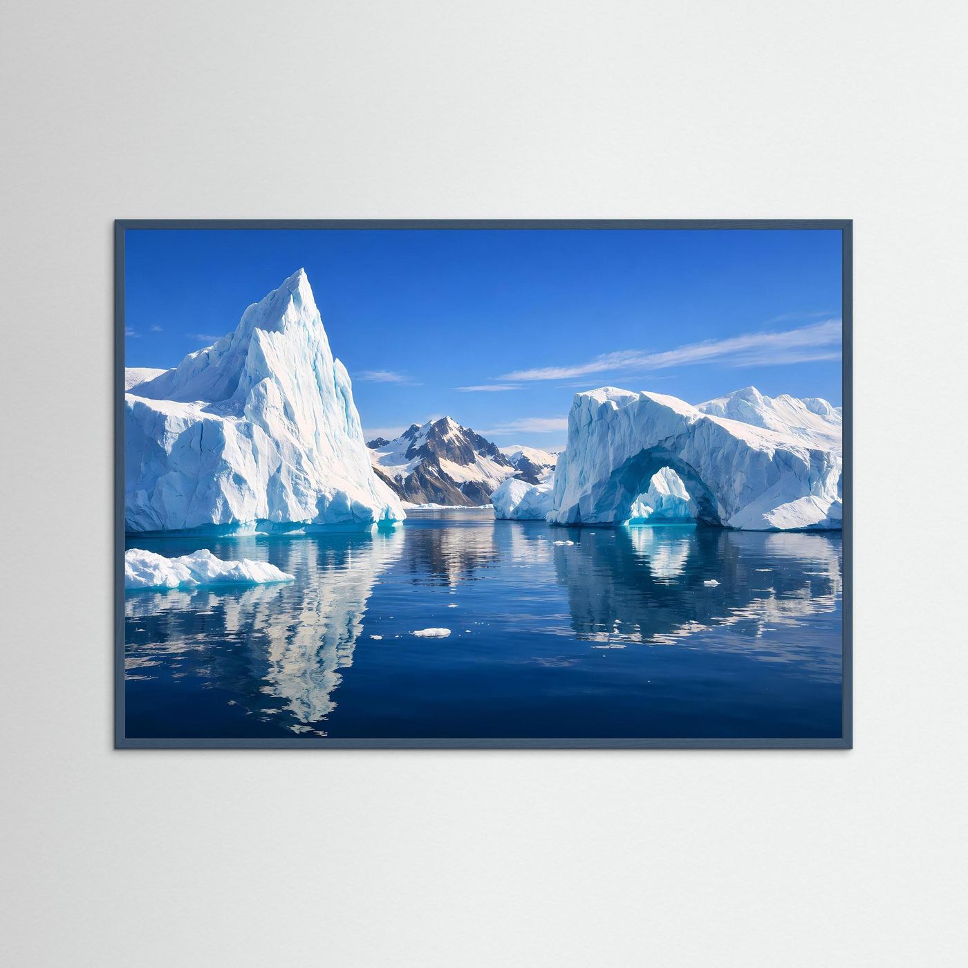 Poster mit Eisbergpanorama im Eismeer, schwarzer Rahmen, blau umrandet, Querformat