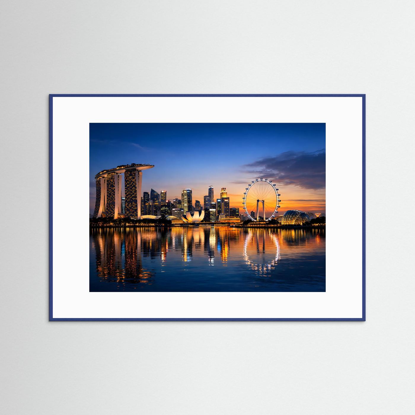 Panorama-Poster mit Skyline und Riesenrad bei Dämmerung, blau gerahmt