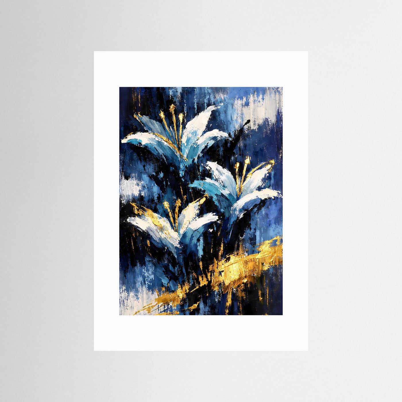 Abstraktes Blumenposter mit blauen Lilien, weißem Pinselstrich und goldenen Akzenten, ohne Rahmen