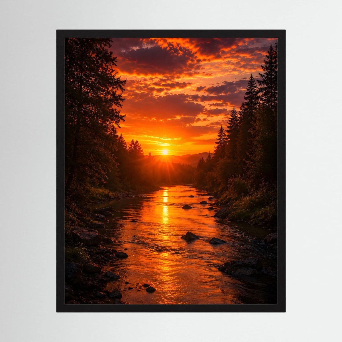 Schwarz gerahmtes Poster im Hochformat: Sonnenuntergang am Waldfluss mit goldener Lichtspur