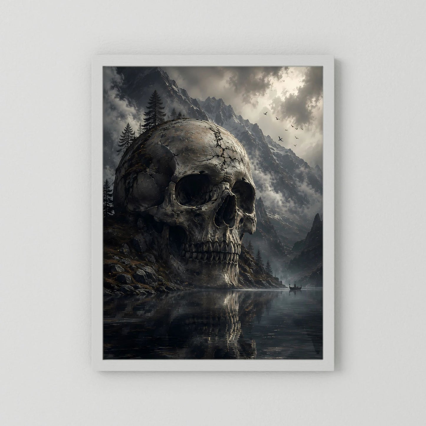 Poster Totenschädel über Bergsee, dunkle Berge und Nebel, weißer Rahmen