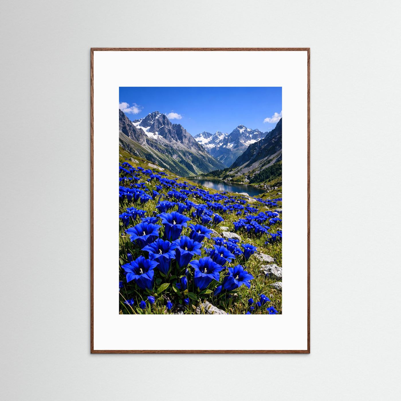 Bergsee-Poster im Hochformat mit blauen Enzianblüten, Bergsee und Gebirge, braunem Holzrahmen
