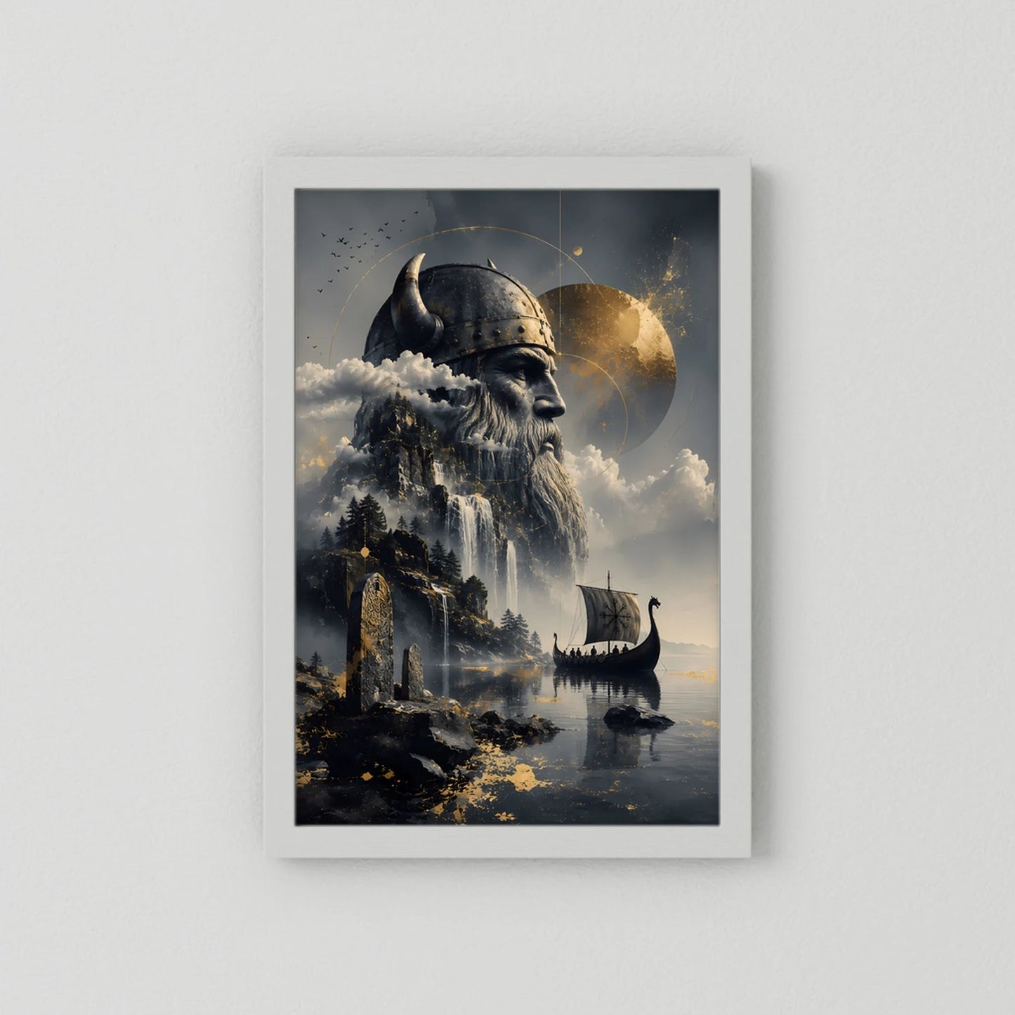 Poster im Hochformat mit hellem Rahmen: Wikingerkopf mit Langschiff vor Himmel und Wolken
