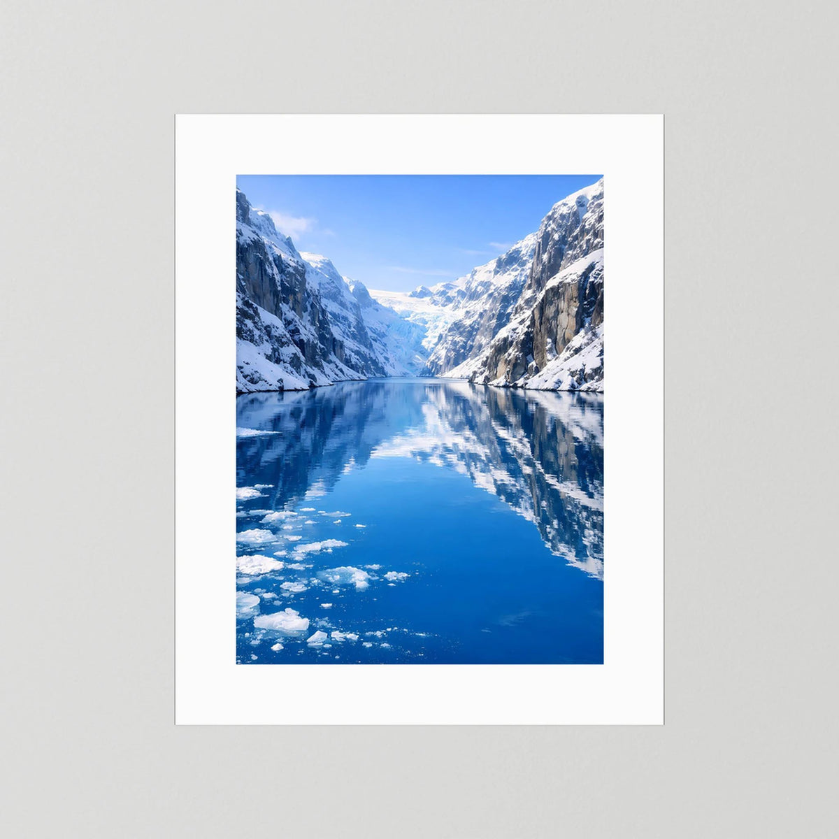 Wandposter im Hochformat mit Fjord und Gletschereis mit weißem Passepartout