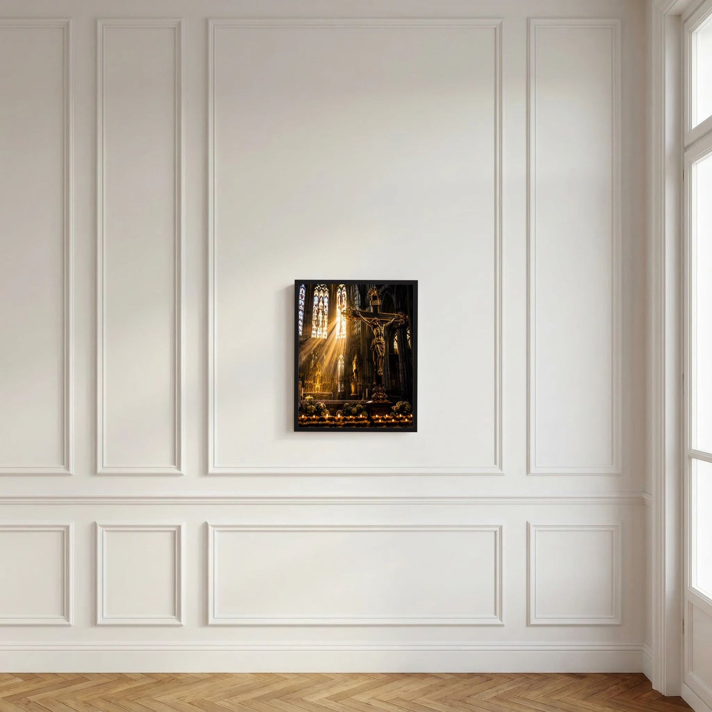 Hochformat-Poster mit Kruzifix in gotischer Kirche, Lichtstrahlen, Buntglas und Kerzen