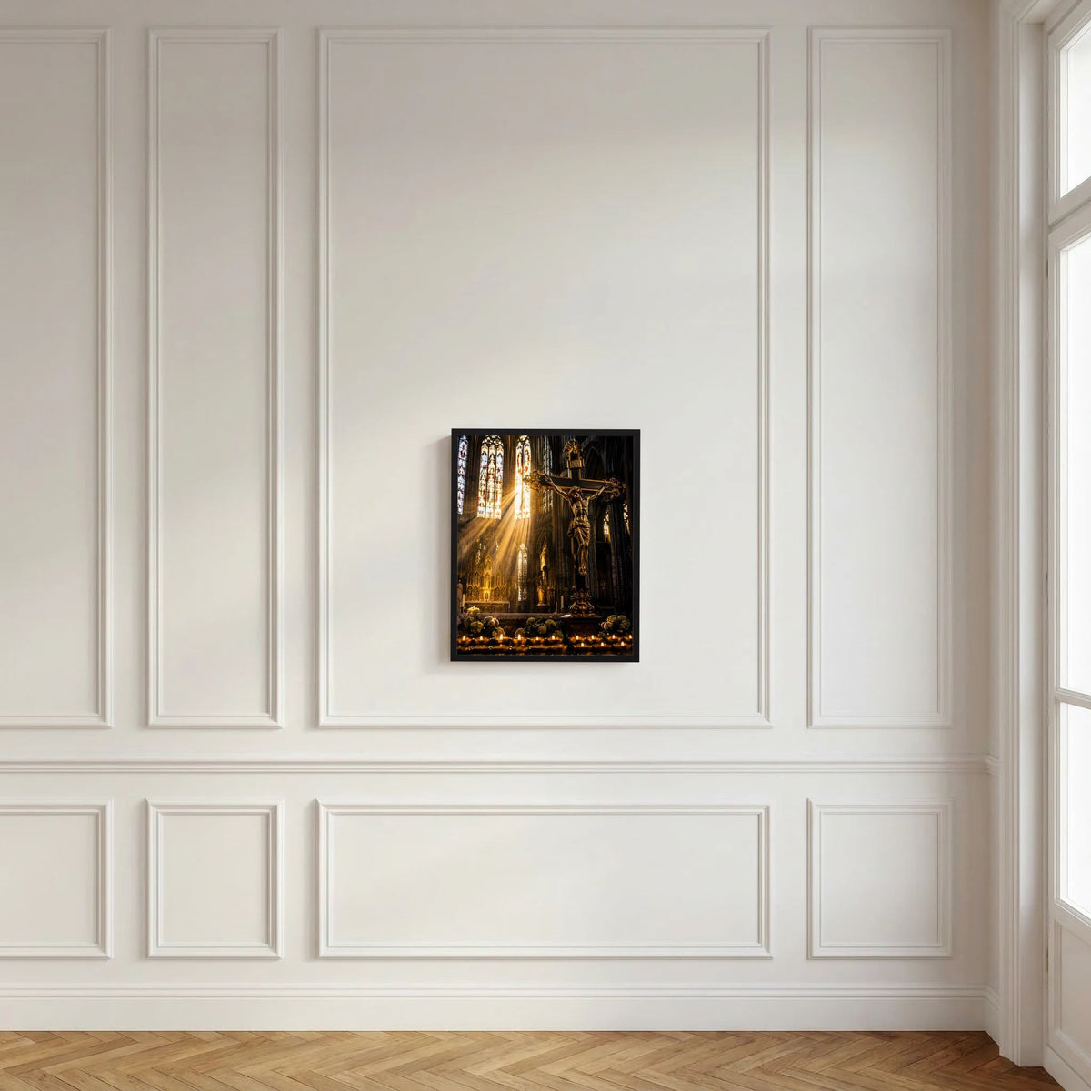 Hochformat-Poster mit Kruzifix in gotischer Kirche, Lichtstrahlen, Buntglas und Kerzen