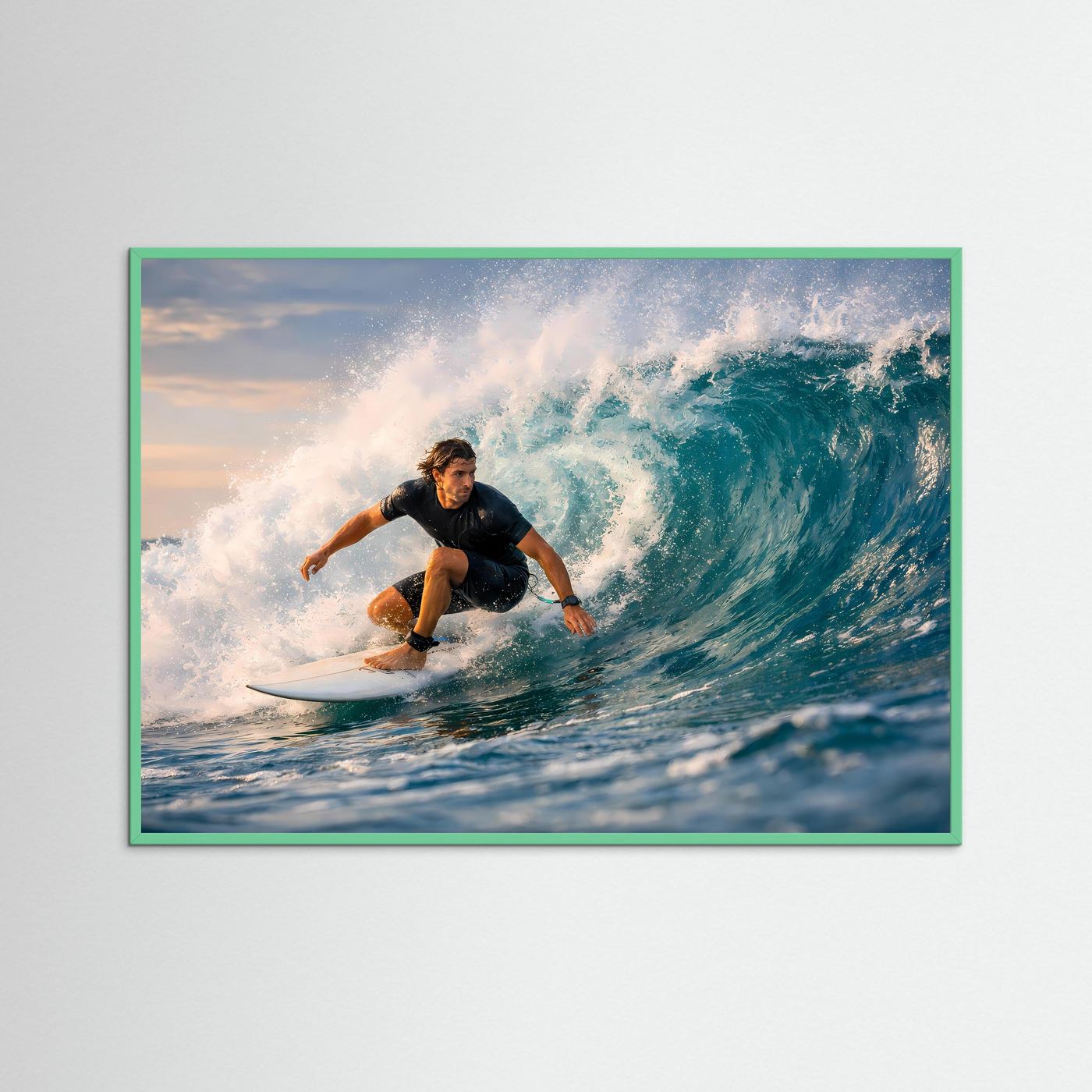 Surfer-Panorama-Poster im Querformat mit grünem Holzrahmen, Surfer in kräftiger Welle
