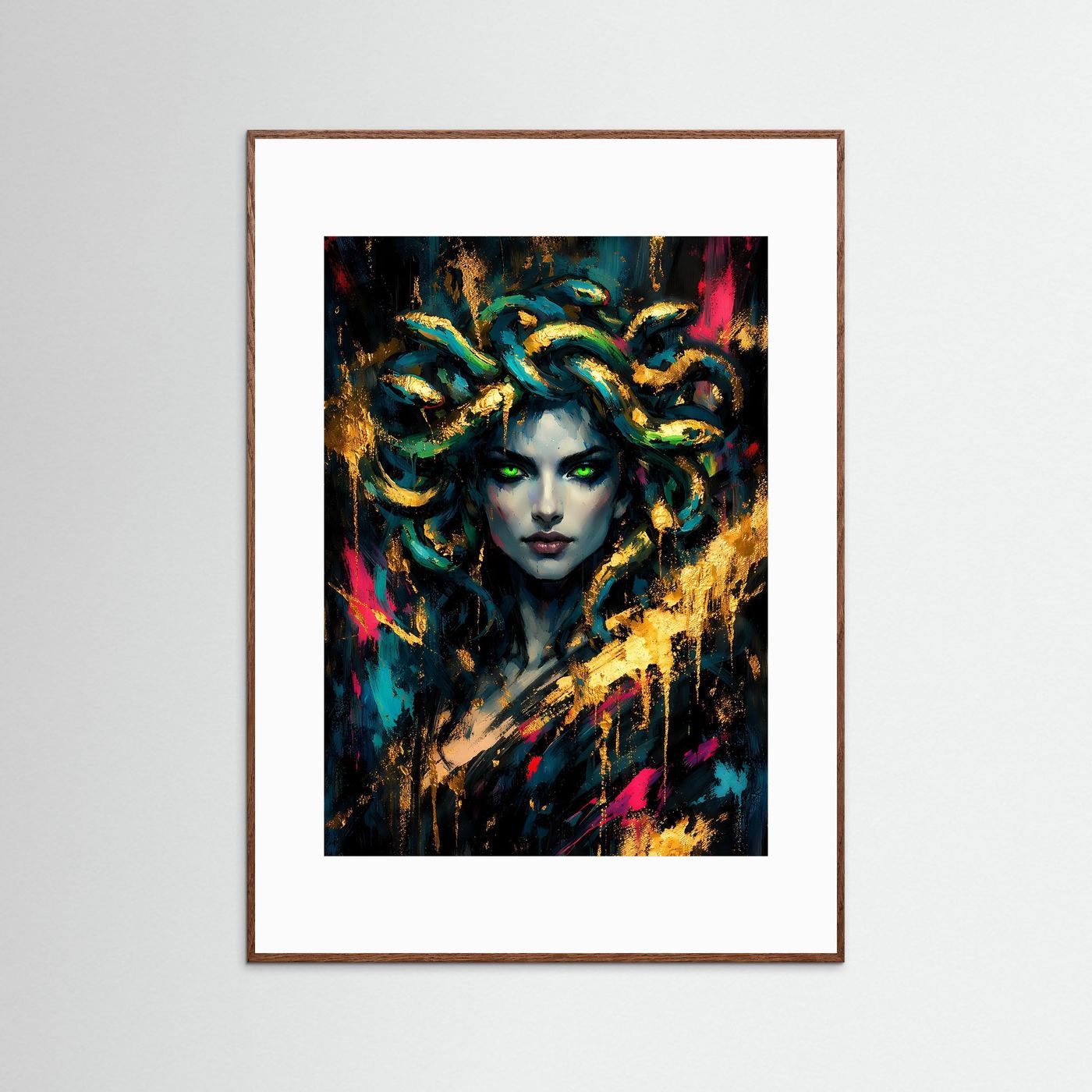 Fantasy-Poster im dunkelbraunen Rahmen: Frau mit grünen Schlangenhaar, goldene Akzente