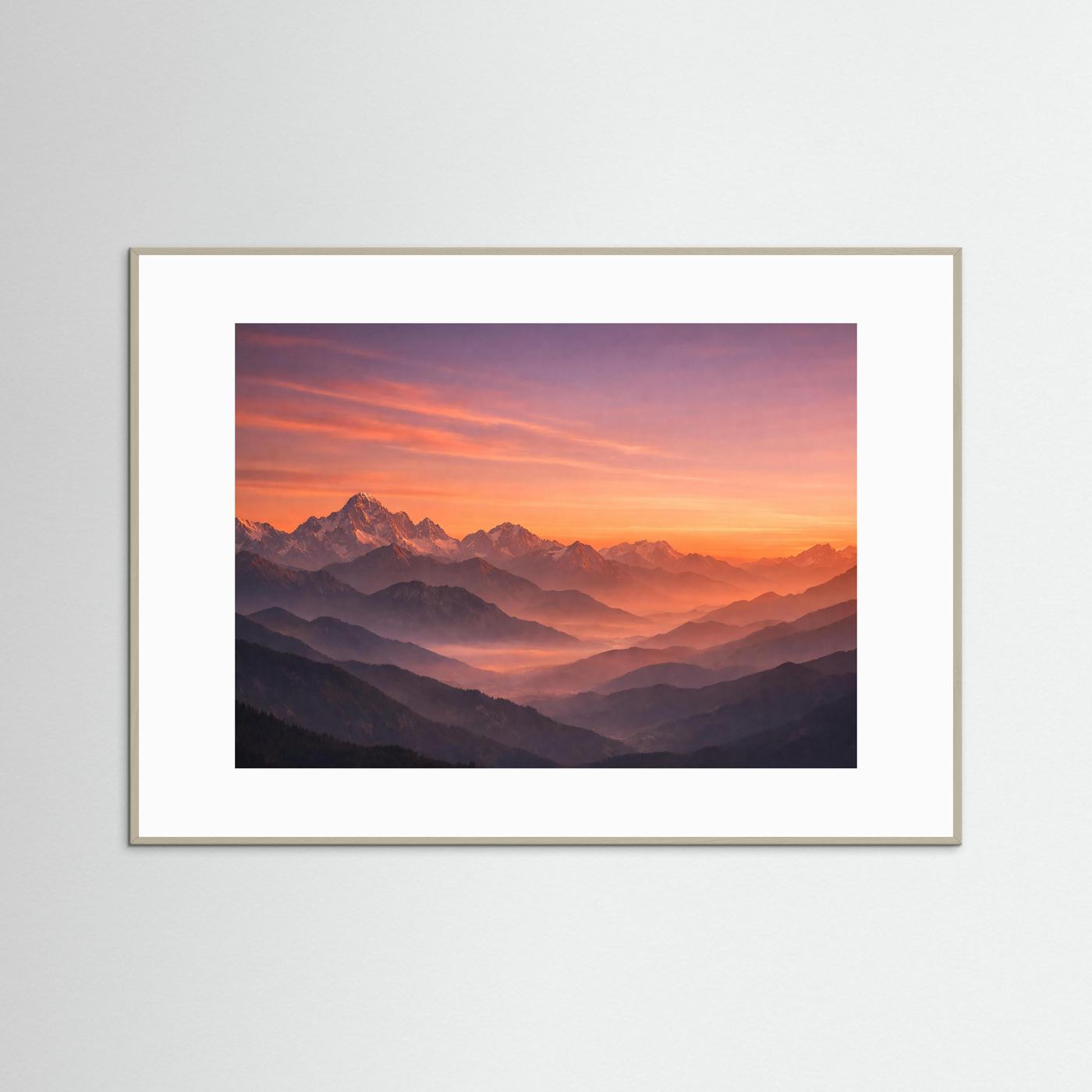 Querformat-Poster Bergpanorama Sonnenuntergang, brauner Rahmen, weißes Passepartout