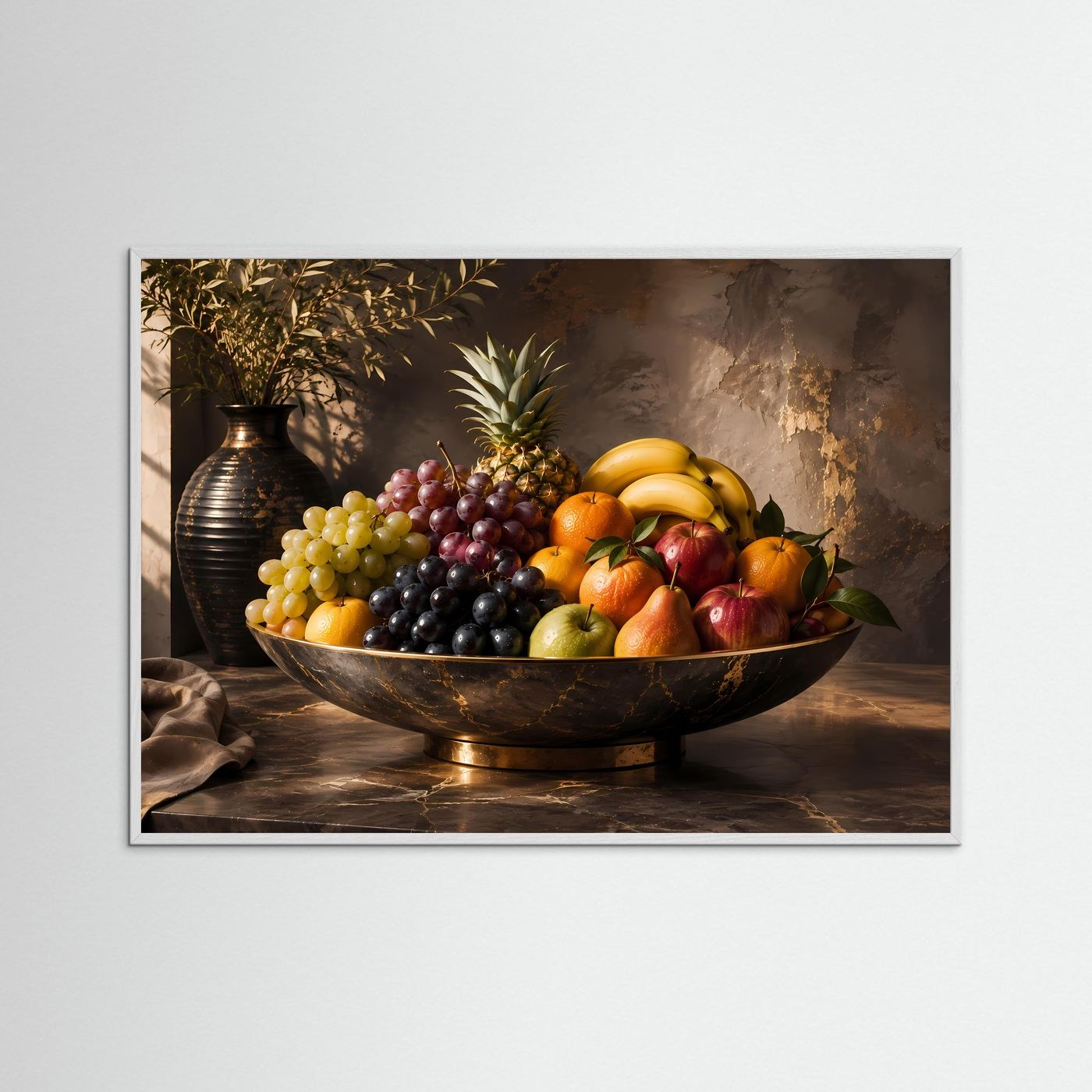 Poster mit Obststillleben, weißer Rahmen: goldene Schale mit Trauben, Äpfeln und Bananen