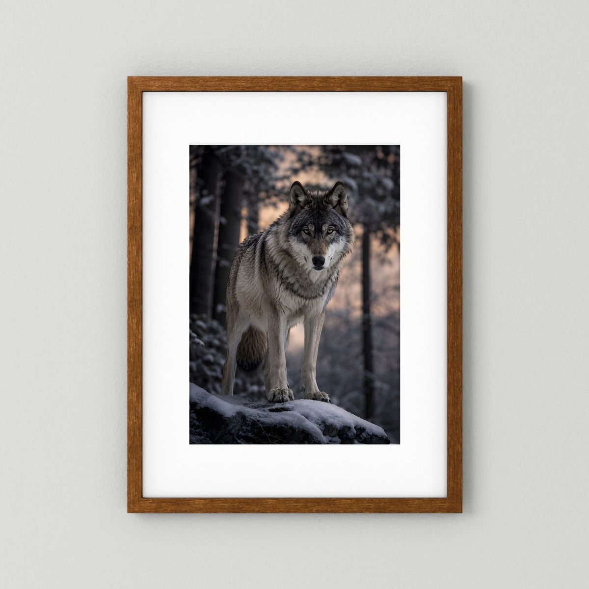Wolf-Porträtposter im Hochformat, Grauwolf im Schnee, brauner Holzrahmen mit weißem Rand