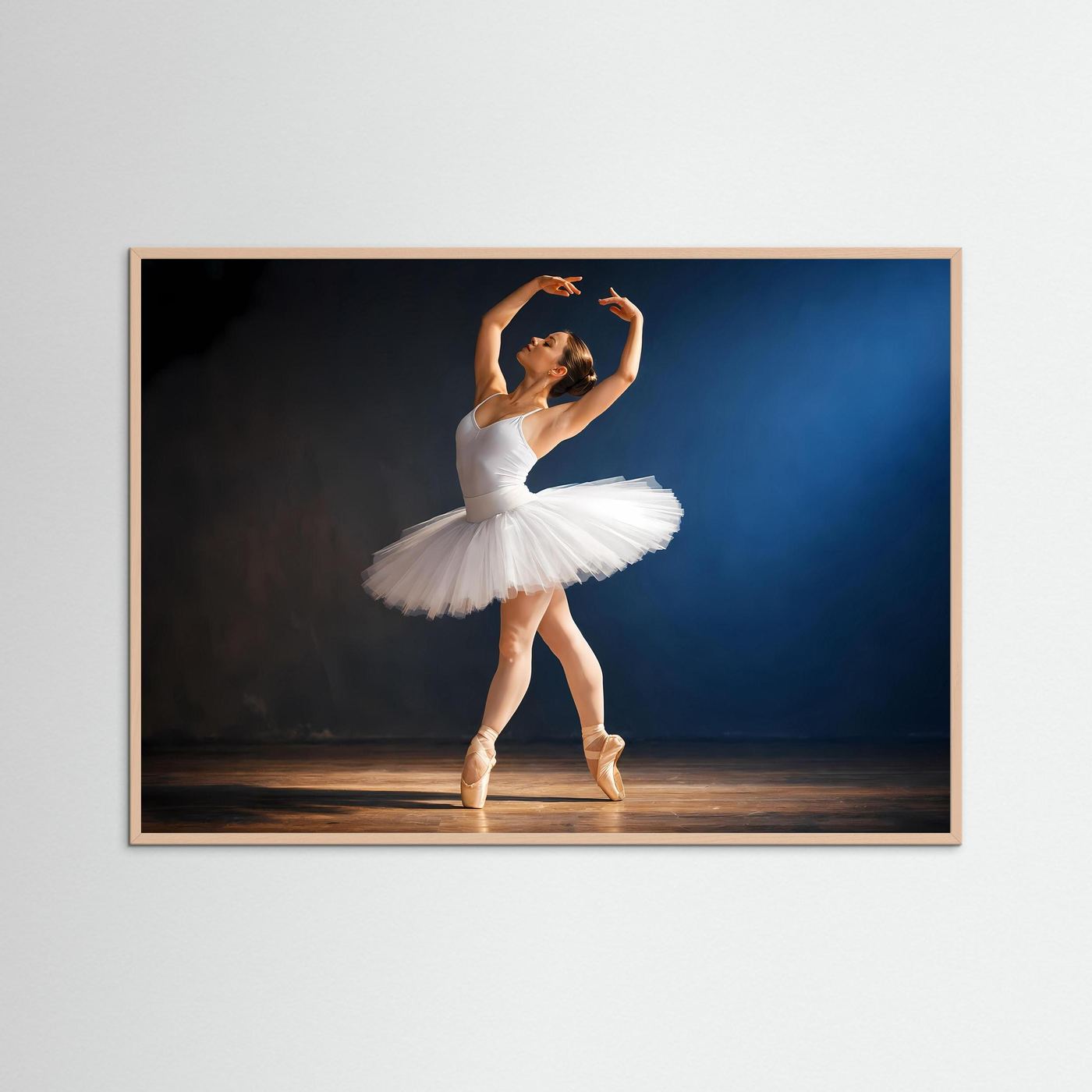 Gerahmtes Poster mit Ballerina im weißen Tutu in Drehpose auf Spitzenschuhen