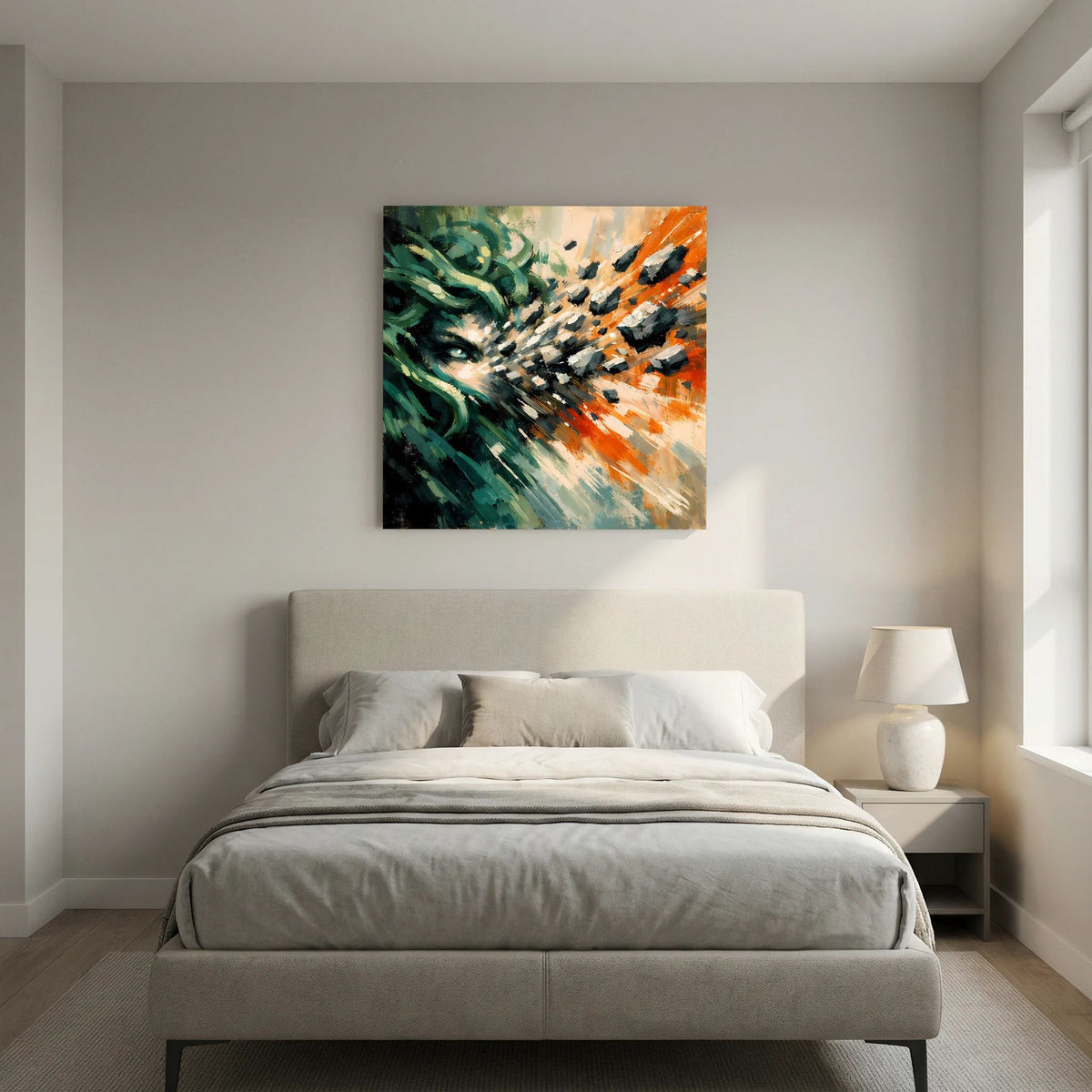 Abstraktes Leinwandbild mit Medusa-Motiv, grün-orange Kontrast, über grauem Bett