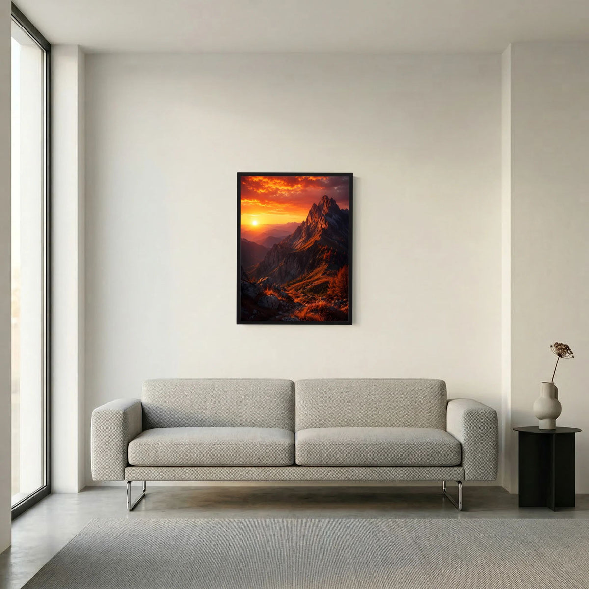 Schwarz gerahmtes Poster im Hochformat mit Bergpanorama und orangefarbenem Sonnenuntergang