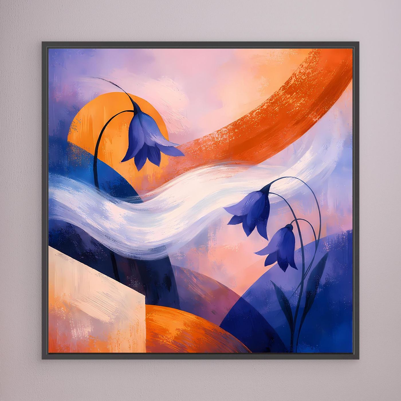 Abstraktes Leinwandbild mit blauen Glockenblumen und orangefarbenem Schwung, dunkel gerahmt